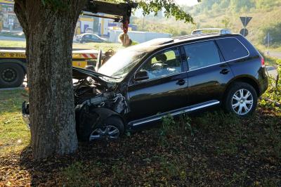VW schanzt  auf Kreisverkehr und kracht gegen Baum.